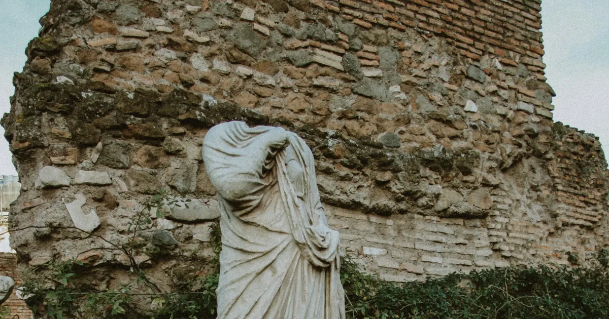 Eine Statue ohne Kopf