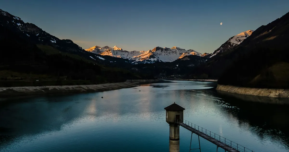 Der Lungernsee in Obwalden mit Bergpanorama und Abendstimmung.