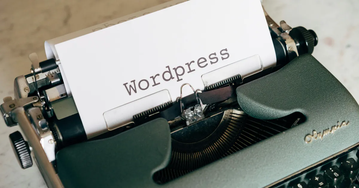 Alte Schreibmaschine mit einem Blatt Papier, wo WordPress draufsteht
